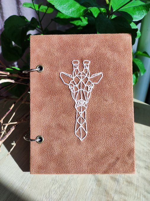 Carnet de notes ou Agenda " Girafe " - Simili cuir upcyclé Brodé main  - Marron